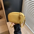 Borsa a tracolla minimalista in pelle scamosciata gialla con finiture dorate e luce naturale - Giallo