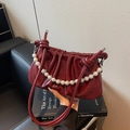 Bolso hobo plisado rojo oscuro brillante con cadena decorativa de perlas blancas - Rojo