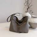 Grand sac cabas taupe en cuir dépoli avec boucle argentée élégante et design - Gris