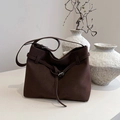 Sac cabas en cuir mat marron foncé avec sangle minimaliste et boucle en métal - Marron
