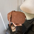 Borsa a tracolla in pelle scamosciata opaca marrone vintage con tracolla regolabile - Marrone