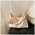 Détail d'un sac à bandoulière blanc crème plissé avec broderie florale et breloque ours - Blanc (Avec Pendentif)