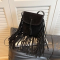 Gros plan sur un sac rétro en daim noir avec de très longues franges et des glands - Noir