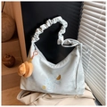 Détail du sac dumpling plissé bleu clair avec broderie et breloque chat en peluche orange - Bleu (Avec Pendentif)