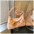 Détail sac plissé rose nuage avec texture marbrée et charmant pendentif ours en peluche - Rose (Avec Pendentif)