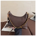 Détail d'un sac hobo marron foncé avec texture tissée, chaîne dorée et charm en perles de bois - Café PU