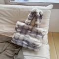 Sac fourre-tout en fausse fourrure à rayures dégradées gris et blanc chic - gris foncé