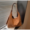 Detalle del bolso tote de ante marrón con correa de cuero y acabado de textura mate - Marrón