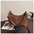Détail d'un sac hobo en daim marron avec chaîne dorée et breloque perlée rétro chic - Marron Suède