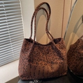 Bolso tote grande de ante con estampado de leopardo, letras HOOTO y correas finas - Marrón