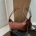 Sac sous le bras demi-lune marron foncé en simili cuir avec nœud décoratif et gland argenté - Marron
