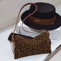 Leopard print crossbody tas met bruine lederen riem en een matte suède textuur - Luipaard Bruin (Met Hanger)