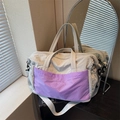 Grand sac de voyage beige avec poche à carreaux violets et bandoulière blanche chic - Violet