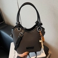 Sac seau minimaliste en toile noire avec anses en cuir et breloque bohème - Noir avec pendentif