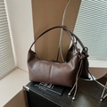 Sac sous le bras minimaliste en cuir marron foncé de forme croissant avec fermeture éclair - Marron