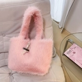 Rosa Shopper aus Kunstpelz mit dekorativem Knebelverschluss und weicher Plüsch-Textur - Rosa