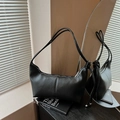Sac hobo noir chic et minimaliste avec un nœud décoratif unique sur la bandoulière - Noir