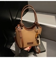 Sac seau minimaliste en toile kaki avec bordure en cuir marron et bijou de sac - Marron avec pendentif