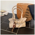 Détail du sac à bandoulière beige plissé avec un pendentif décoratif en forme d'ours - Kaki (Avec Pendentif Gland d'Ours)