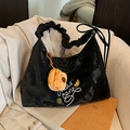Sac bandoulière noir plissé avec imprimés artistiques et charmant ourson en peluche - Noir (Avec Pendentif)