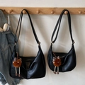 Sacs portés épaule noirs en forme de croissant avec pendentif en peluche, deux tailles - Noir Grand