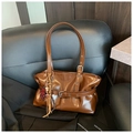 Détail du sac en cuir brillant caramel avec boucle décorative et breloque ours - Café (Avec Pendentif Gland d'Ours)