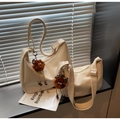 Sac bandoulière demi-lune beige en similicuir grainé avec pendentif en peluche doux - Blanc Cassé Grand