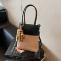 Sac seau chic en cuir noir et daim kaki avec patchwork et breloque en bois - Khaki (Avec Pendentif en Perles de Bois)