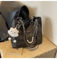 Detalle de bolso tote de lona gris con cadena de perlas y colgante de nube suave - Negro (Con Colgante de Nube)