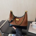 Braune Wildleder-Tasche mit Rautensteppung und goldenem Kettenriemen-Detail - Braun