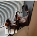 Sac à bandoulière demi-lune marron en similicuir avec pendentif peluche léopard - Café Grand