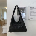 Dettaglio della borsa hobo in pelle scamosciata nera con logo dorato del marchio - Nero