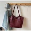 Détail d'un sac cabas en cuir PU bordeaux avec une boucle en métal doré chic - Bordeaux
