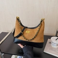 Braune gesteppte Suede-Beuteltasche mit schwarzem Lederband und goldener Metallkette - Gelbbraun