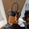 Sac seau chic en cuir noir et daim marron avec des perles décoratives en bois naturel - Brun (Avec Pendentif en Perles de Bois)