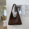 Dettaglio borsa in pelle scamosciata marrone scuro con cuciture bianche e logo inciso - Marrone