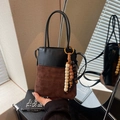 Sac seau vintage en daim noir et marron avec motif matelassé et pompon en perles - Café (Avec Pendentif en Perles de Bois)