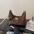 Braune gesteppte Wildledertasche mit schwarzem Lederboden und Goldkettenriemen - Braun