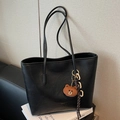 Bolso tote negro retro de piel sintética con un amuleto de oso de peluche marrón - Con Colgante / Negro