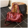 Dettaglio borsa da viaggio rosso scuro in finta pelle con doppio manico e tracolla - Rosso