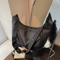 Sac bandoulière noir en nylon oxford en forme de croissant avec sangle large et zips - Grand / Noir