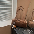 Sac baguette vintage en daim marron avec breloques baseball et doubles anses - Avec Pendentif / Marron