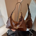 Vintage braune Hobo-Tasche aus Leder mit Reißverschlusstasche und Webknoten - Braun mit Anhänger