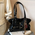 Sac à bandoulière noir brillant à plis avec charme d'ours et boucles en métal - Noir (Avec Pendentif Gland d'Ours)