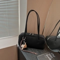 Sac baguette noir minimaliste avec breloques de baseball et garnitures argentées - Avec Pendentif / Noir
