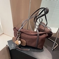 Bolso de hombro minimalista en ante marrón oscuro con creativos dijes deportivos - Con Colgante / Marrón