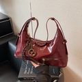 Sac hobo demi-lune bordeaux en cuir brillant avec détails dorés et breloque - Rouge Vin Avec Pendentif