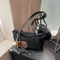Bolso bajo el brazo negro mate retro con colgantes de béisbol y correas de cuero - Con Colgante / Negro