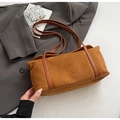 Sac à main rétro en daim marron avec logo embossé et fines poignées sur l'épaule - Sans pendentif / Couleur caramel