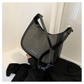 Détail du tissu mat gris et cuir noir sur un sac demi-lune avec des ferrures dorées - Noir